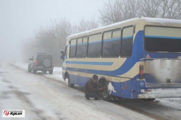 На расчистку дорог в Крыму вышло почти сто единиц техники