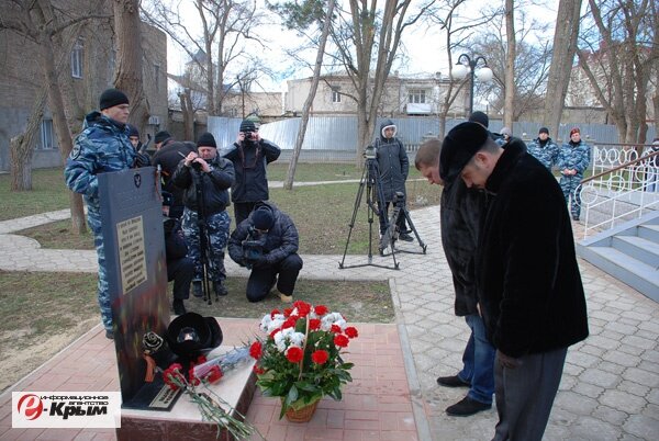В Евпатории открыли памятник погибшему в Киеве бойцу «Беркута» В Евпатории открыли памятник погибшему в Киеве бойцу «Беркута»