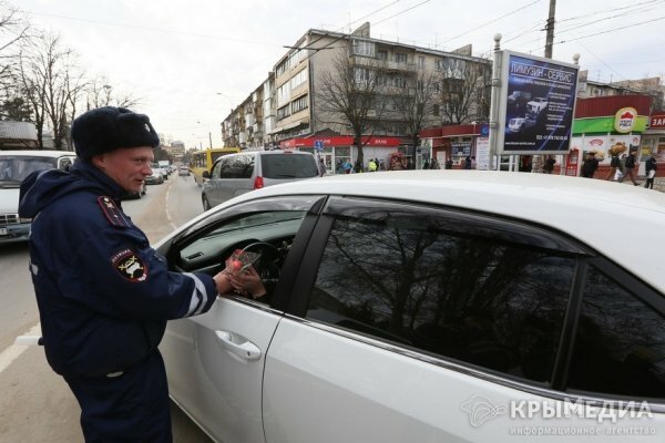 Сотрудники ГИБДД в Симферополе поздравили женщин с 8 Марта (ФОТО)